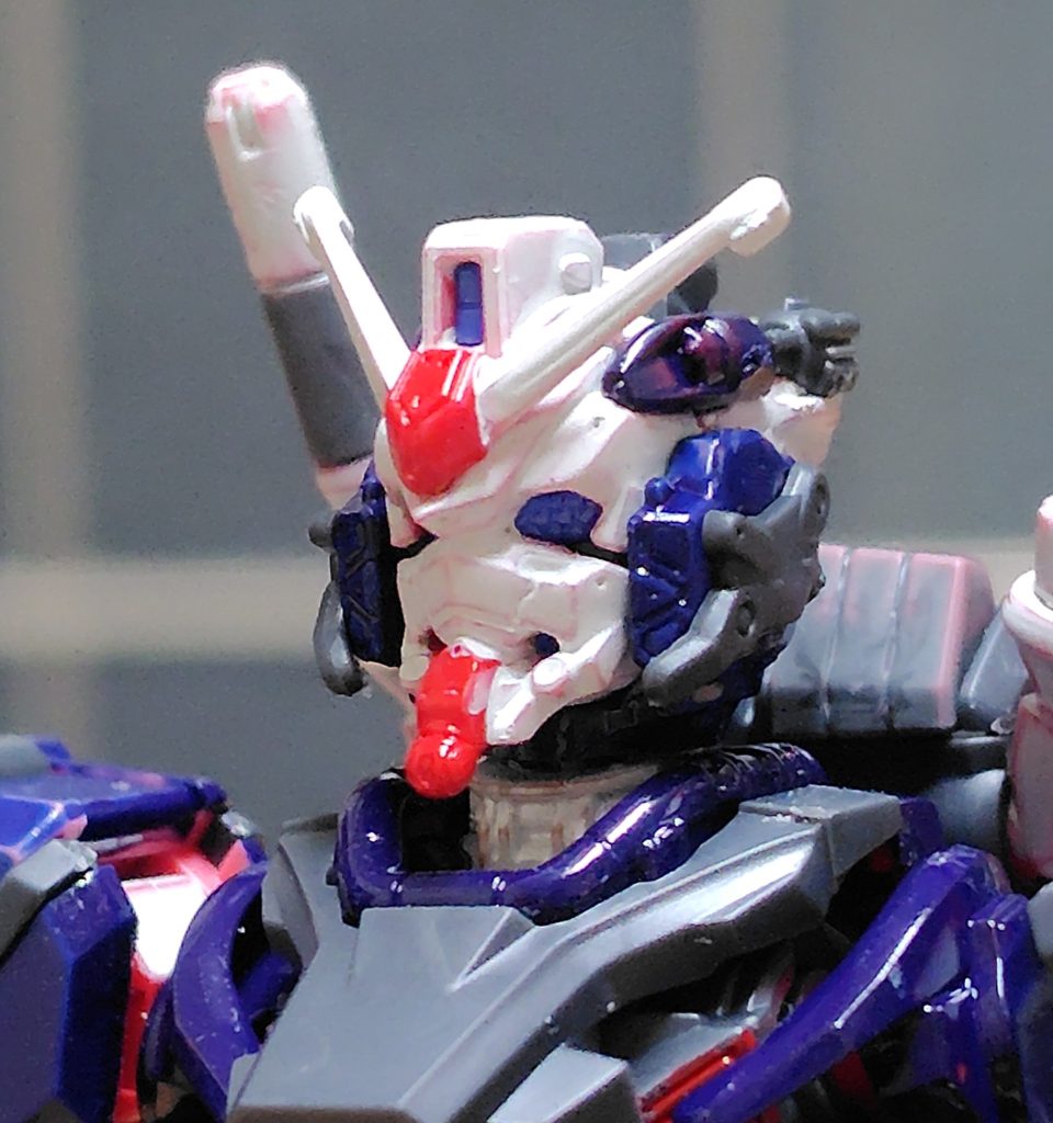 塗装分けも顔全体はグランプリホワイト、顎の突起と額をモンザレッド、こめかみバルカン銃口と独特の頭部可動部位は濃い青で塗装して組み上げ。