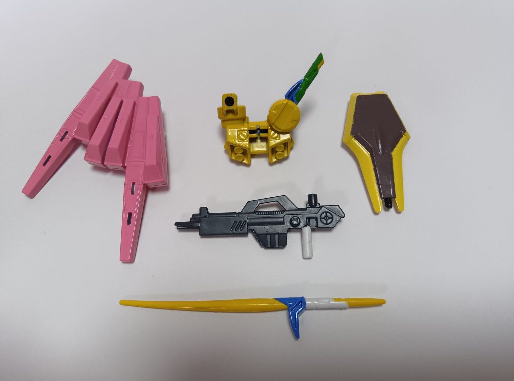 バックパックは移動手段ということでタケコプターカラーに。フィン・ファンネルは、ひみつ道具「どこへでも攻撃できる板」シールドはどら焼き風。            先端のビームキャノンは餡子をイメージして黒に。ビームライフルは空気砲。ビームサーベルは、剣か何か棒状のモノを探そうと思ったけど、出オチのネタに検索しないと分からないモノは向いてないと思い、スモールライト風に。因みに、スモールライトとビッグライト、使用頻度の高い方にしようと検索すると、総合的にはスモールライトで、劇場版に限定するとビッグライトだそうです。ライフルとサーベルの持ち手は、抜き差しすると剥がれるので未塗装です。