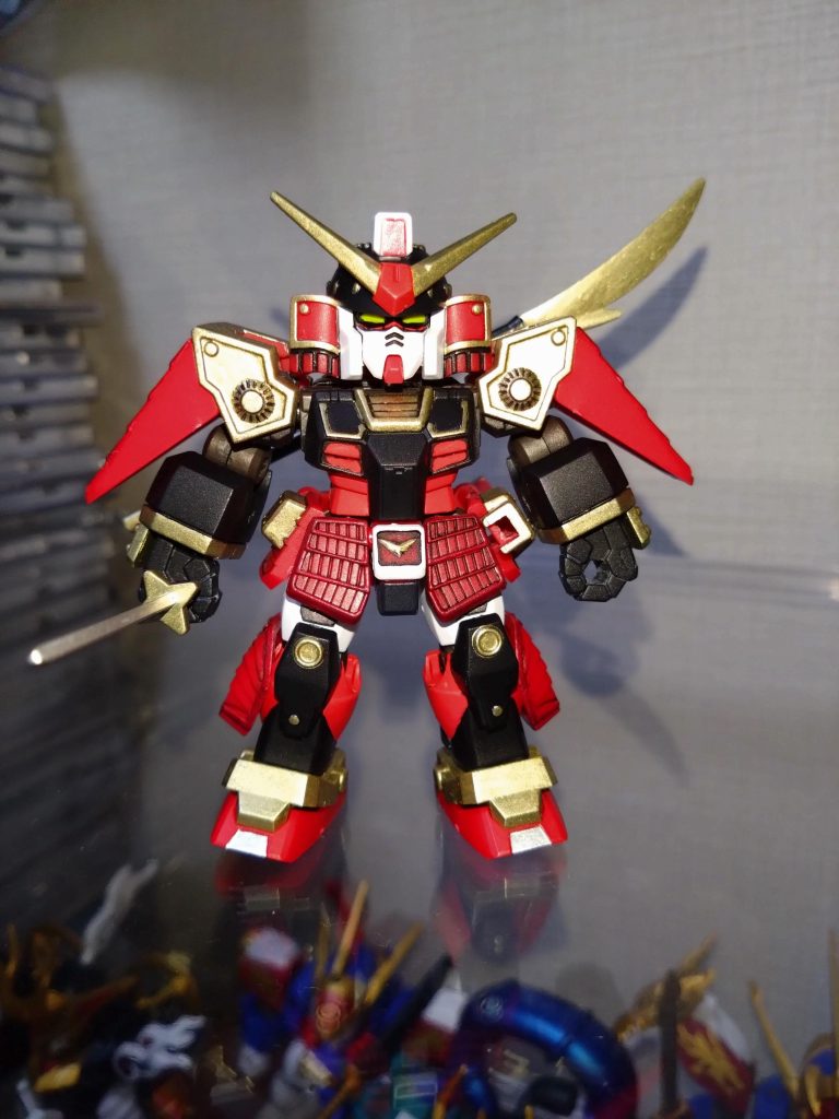 水性ホビーカラーを筆塗りで部分塗装し、半光沢トップコートで仕上げました。ゼウスシルエットゴールドやワインレッド、黒鉄色等を使用しました。