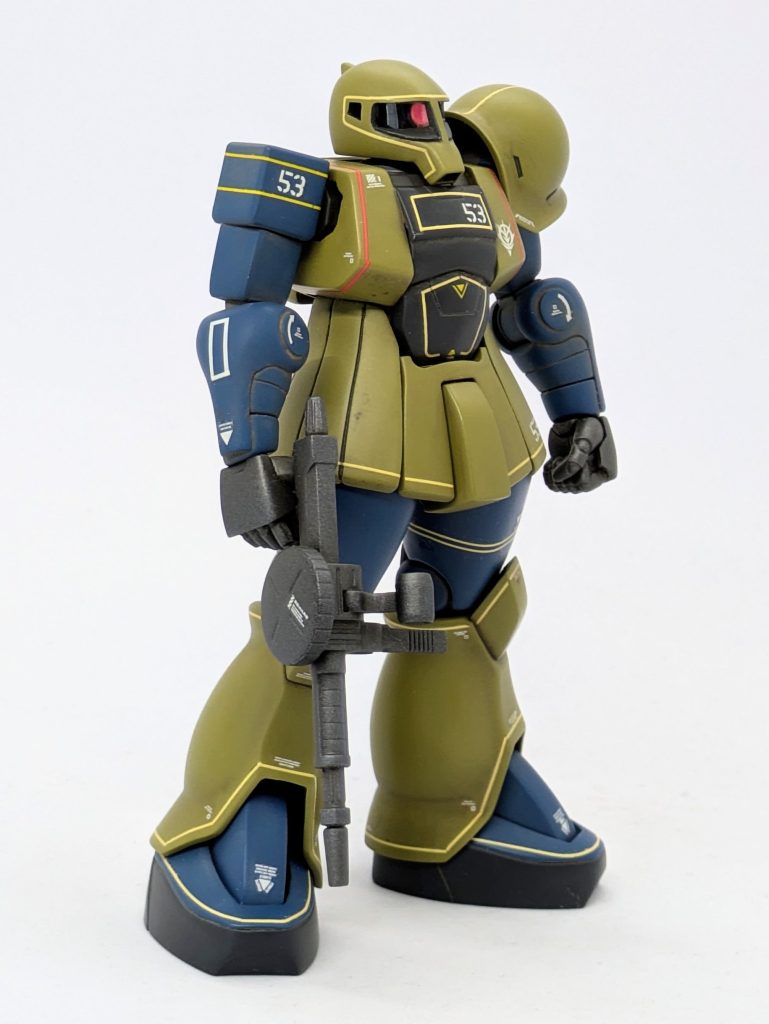 マインレイヤーに引き続き、胸ブロックの下からすぐスカートが始まるボディコンスタイル。特に旧ザクは動力パイプが無いのでごまかしが利きません。なのでまったくもって可動しません。