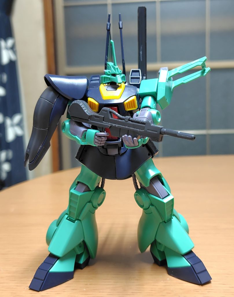 ビームライフルは百式と同様の装備らしい。