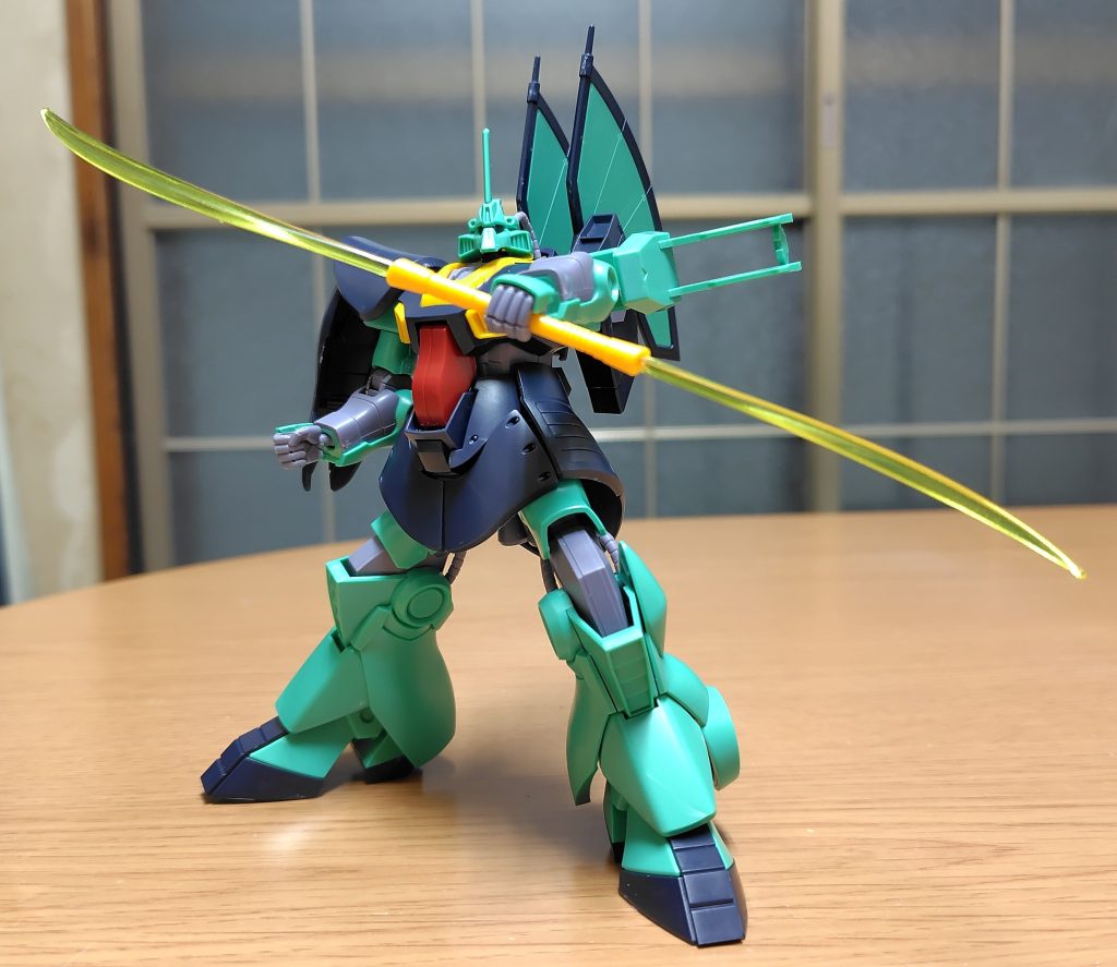 普段は後ろの腰部にマウントされる近接格闘武器のビームナギナタ。見ての通り柄の両端に曲刀形のビームを発振する。