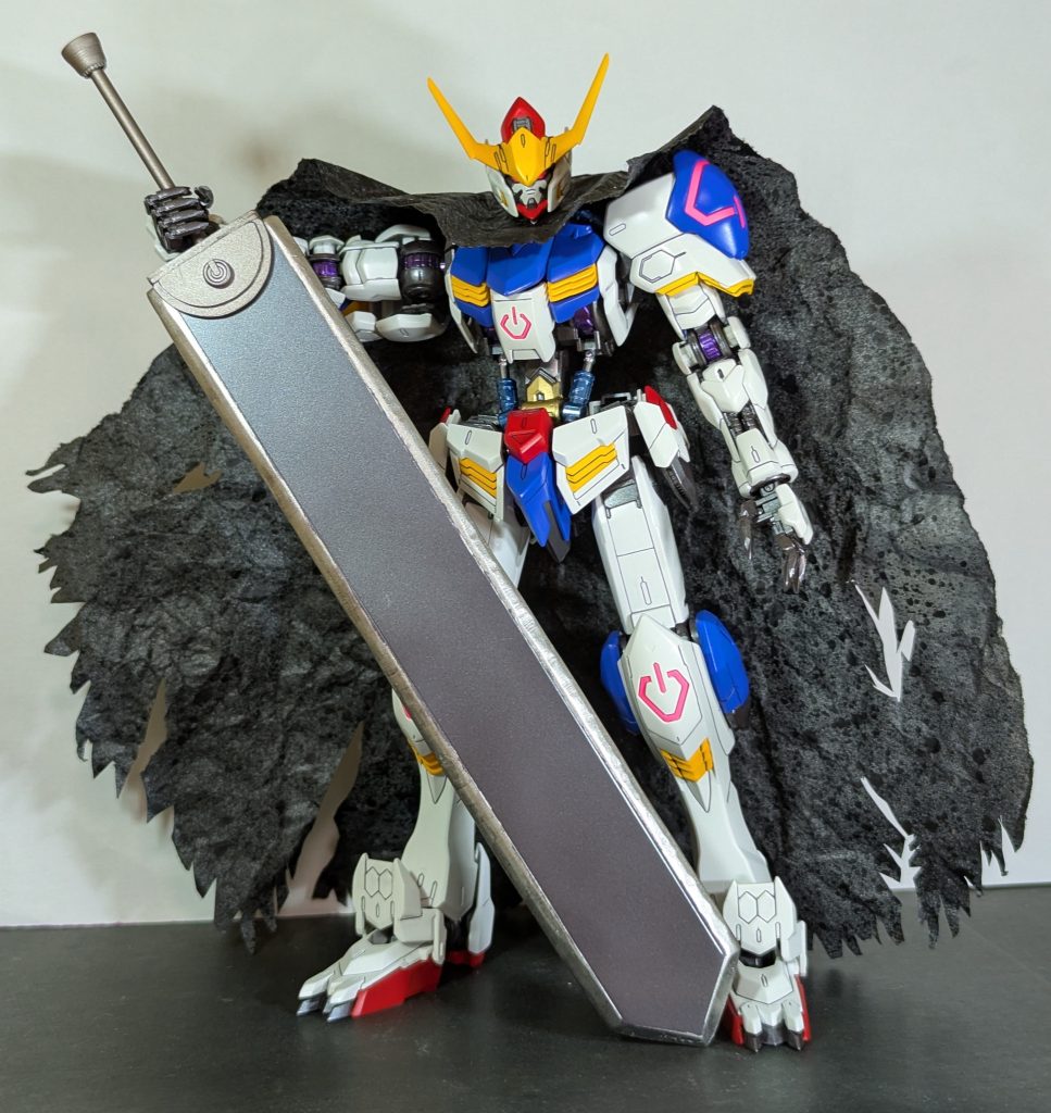 マントと大剣装備、ボロボロマントがこれほど似合うガンダムもバルバトスが一つ抜けていると感じます✨