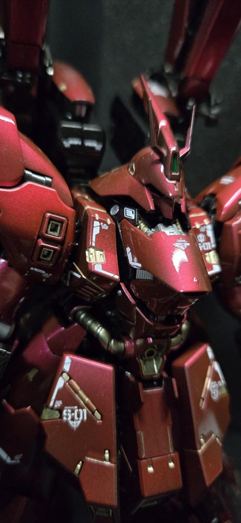 キャンディ塗装に挑戦しました。水性塗料のクリアレッドは思っていた色合いが出なかったので、クリアグリーンを重ねて調色しました。正直、苦行でした(涙)