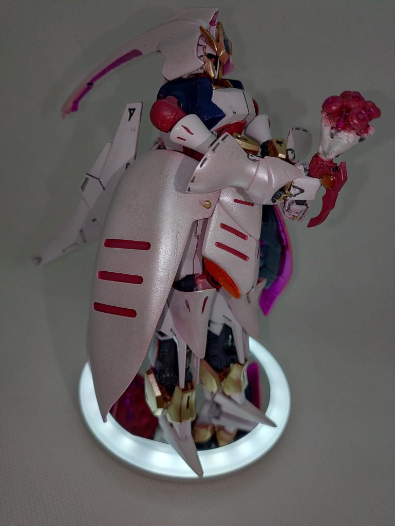 塗装は毎度お馴染みガンダムマーカーエアブラシシステムで全塗装。今回は新色パールホワイトを外装に使ってみました!