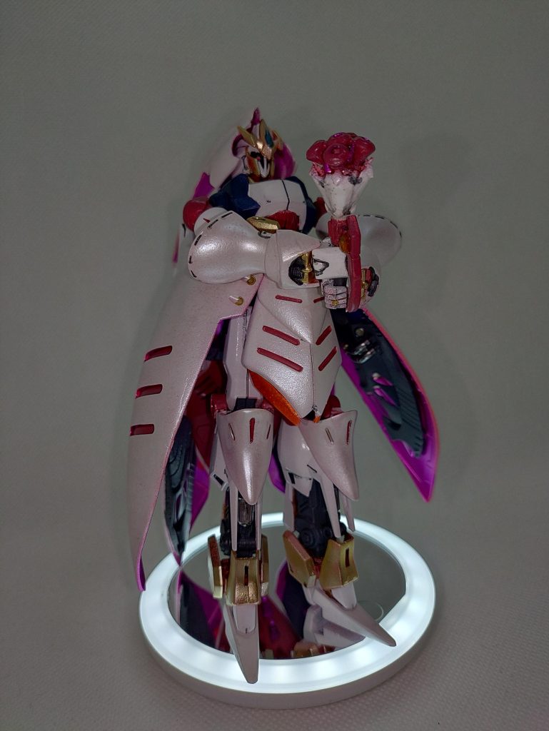 ブーケメイスガンは百式のビームサーベルにパテやプラ板で味付けした後ファンネルをぶっ刺しました。パテの硬化に巻き込まれて取り外し不可能になったのは御愛嬌(笑)