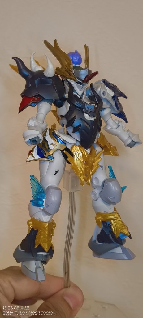 〔初期デザイン〕ギャンをベースに、SDW、30MFのパーツを使用して製作これはこれで重騎士っぽい見た目でいいのですが、全体的にずっしりしていると右側の巨腕の迫力が霞むため修正