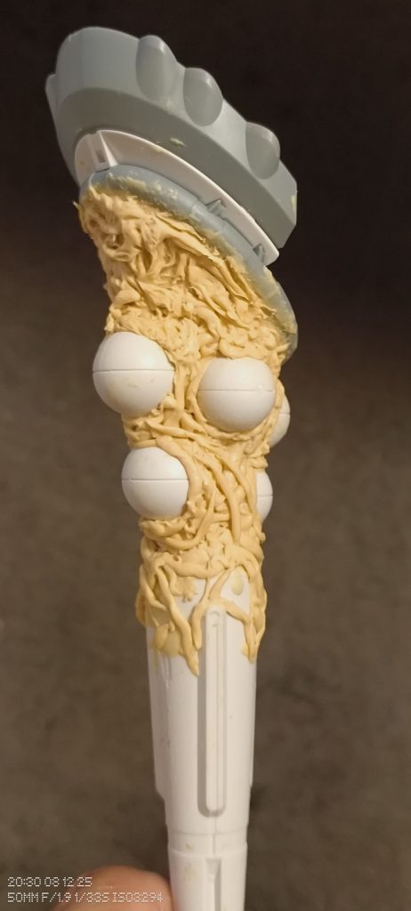 〔魄慈(はくじ)の成形〕今回のメインとも言える魄慈くびれ部分をパテである程度埋めその後は細く伸ばした血管のようなものを複数製作し1本1本張り付けていきます貼り付け後、楊枝等で形を修正血管の先は面に馴染ませるように軽く平らにします形ができたら、黒のサーフェイサーで下地を準備