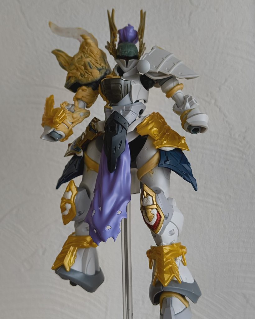 〔修正後デザイン〕盛り具合を調整し、全体的にスリムになるように修正右肩防具につく角は大きさ、形状にばらつきを出すことで突然変異したような印象に一番大きい角はSDWのパーツをレジンで複製し使用右肩の肉体のような部分、鎧に付随する装飾部はパテで製作