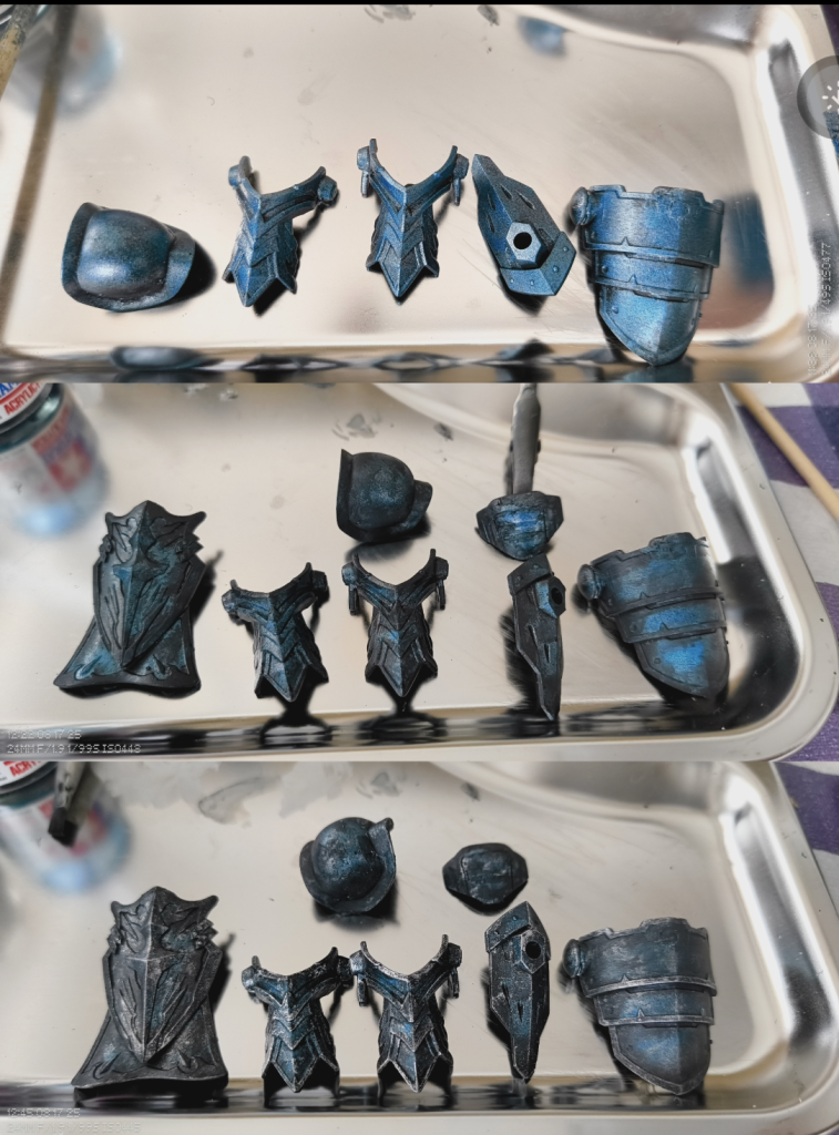 〔甲冑の塗装〕黒のサーフェイサーで下地を準備スポンジを使ってメタリックブルーを塗装乾燥後、縁部分にスポンジにてシーブルーを塗装ドライブラシにてシルバー系の塗料をのせ最後に微調整して完成