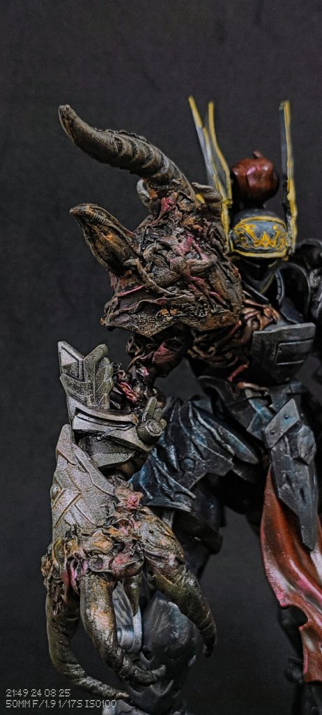 〔右腕〕呪力によって異形と化した右腕怒りと憎悪、そして力への渇望の象徴として製作小手部分の肉体に完全に覆われていない部分は強大な呪力に飲み込まれんとするエグザベの葛藤を表現しました。ナイトメアのデザインを活かしつつ、構想に合うように、よりいびつに、大きく製作して異形感を演出しました