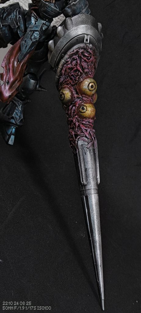 〔武装について〕メイン武装の魄慈(はくじ)槍に取り憑く目玉は失った仲間たちの魂それにまとわりつく血管のようなものは救えなかったことに対するエグザベ自身の自責の念を象徴しています特級呪物並みの見た目ですが、死後も地上に残る魂(魄)の苦痛を取り除き、浄化する(慈)力がある設定です。