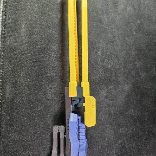 メイン写真に写っているこの機体...眺めていてふと思ったことなんですが射撃武器が一切ない！？機体設定としてはGBNでの対レイドボス戦時にレイドボスの防御を崩すのを目的としているため武装もかなり大型な物が多いのですが、レイドボスから距離がある場合射撃武器が欲しいなとか想像していて前々から、考えていましたが良いアイデアがなかなか生まれず四苦八苦していたところ閃いたのが下の武装です！背中の部分に装着する予定です！（2枚目）
