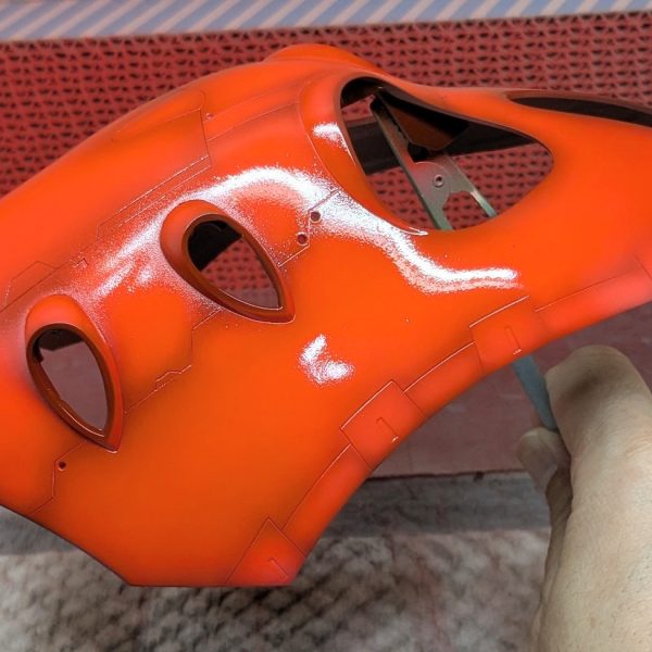 鬼門の赤グラデーション塗装に着手💡少しずつ層を重ねて塗っていこうと思ったんだが、クリアカラーは重ねるとどんどん濃くなってしまう😅2層目ぐらいからパーツごとにバラつきが出てしまったので、全体のトーンを均一にするのは諦め💨💨見本となるパーツを参考にしながら、個々のパーツや左右のバランスを見ながら進めていきます。ファンネルは結構均一に塗れた気がするが…背面バーニアは濃すぎて統一感が無い💦💦攪拌不足だったのかな😭 さらにファンネルバインダーの色味との兼ね合いが今度は鬼門になりそう😅😅  …で、そんな中途半端なところで塗料を使い切ってしまったので試合中断🤣GXクリアルージュ2本を3倍希釈、エア圧は0.15ぐらい…圧はもうちょい下げたほうが塗料が減らなくて良いのかもしれないけど、大きなパーツに遠くから吹くにはこのぐらいの圧があったほうが良いだろうし、、難しい😅（3枚目）