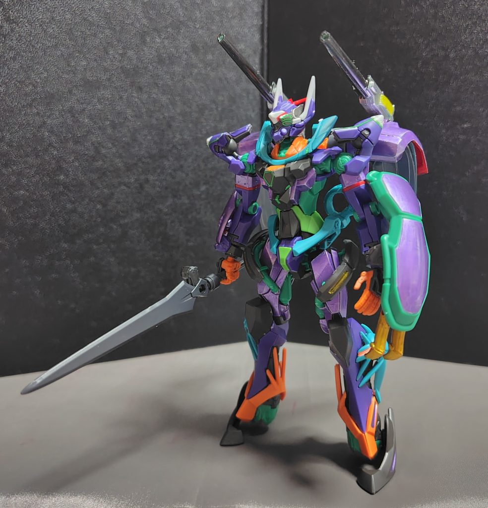 主な改造点は、背中のスラスターをビルバインのオーラコンバーターに変更し、シールドにワイヤークローの爪を付けています。