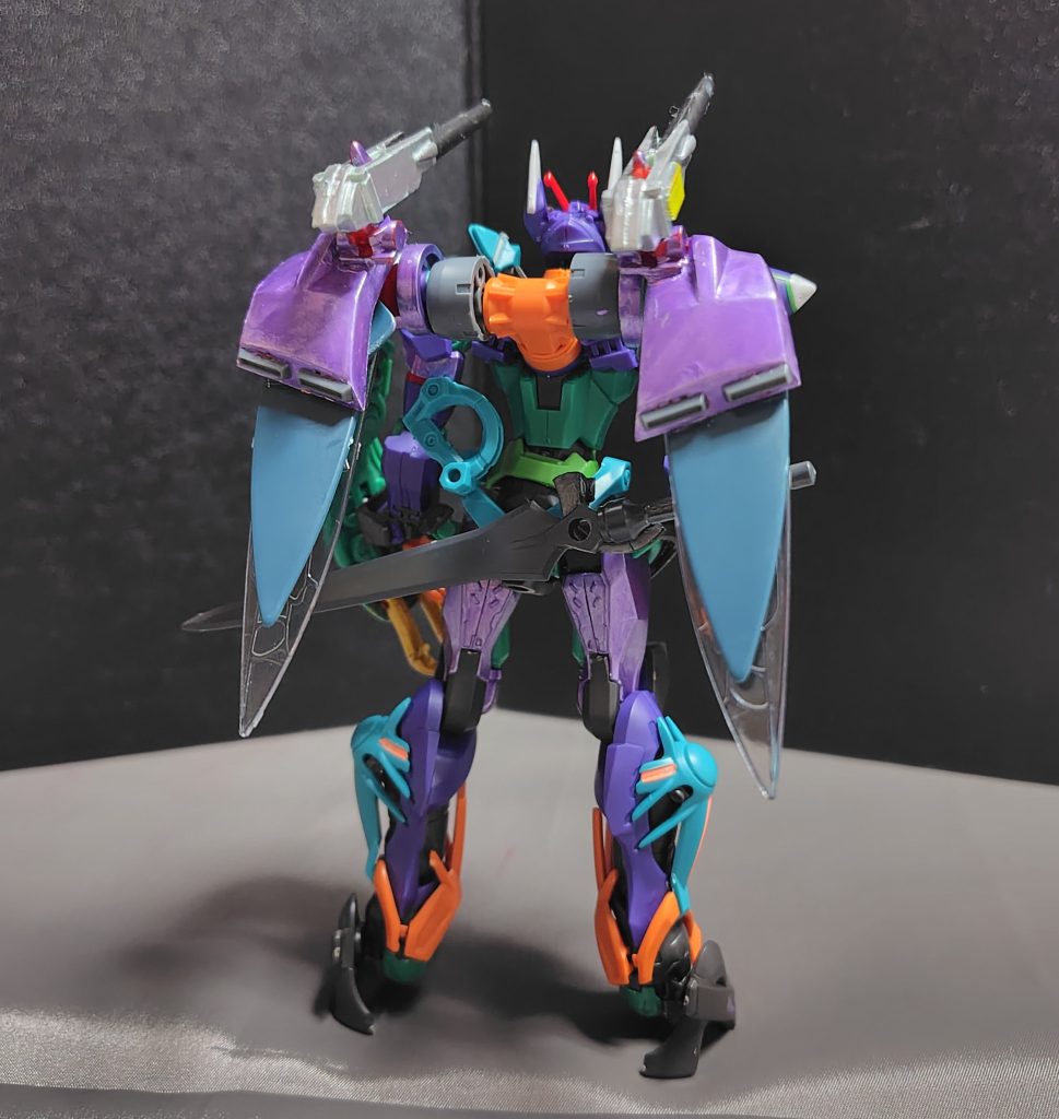 メイン武器のオーラソードは腰に懸架出来ます。また、オーラコンバーターによって機動性はジフレドの頃より格段に高くなっています。個人的な事ですが、ジフレドに合いそうなオーラコンバーターはライネックかなと思います。