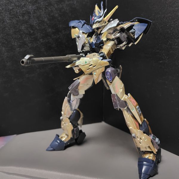 今回は過去に制作した作品のリメイクという事で、追加装甲を施して見た目を大きく変えていこうかと思います。主に30MFのオプションアーマー（ダークビショップ）や30MSのオプションアーマー等を利用しています（頭部や肩部、胸部）以前の細身の姿から重厚感が出せるように目指しています。特に脚は下駄を付けたことで、モーターヘッド風に見える様にしています。腰部（リアアーマー）や脚部が以前のままですが、この辺りにもちょっとした追加装甲を施してみようかなと思います。バックパックには何かブースターやバインダー等付けたほうが良いのかな？一応バスターランチャーを使う機体だから可動域に干渉しない様にしておく必要があるしなぁ……（5枚目）