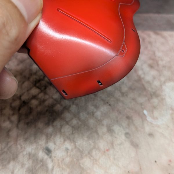 どうしても気になる傷を発見…タッチアップ塗装を試みるも、どうにもならない😭 諦めてヤスリガケ→下地→グラデーションホワイト→クリアルージュまでを突貫作業😅修正部分が明るくなりすぎたので、最後はクリアルージュにマホガニーを２滴垂らしたものでシャドー吹き💨取りあえず見れるぐらいにはなったかな😅（2枚目）