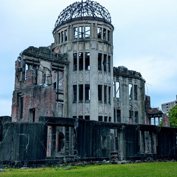 ガイアノーツ、プレミアムメッキシルバー下地にて積年のキャンディ塗装リベンジ、参ります🔥それからキャンディ塗装下でも、キラキラしててもしっかり汚して行きたい矛盾を抱え、、、皆さんの作品を参考に考え中であります😸以外のように盆休みが溶けました笑8/12(火)静岡発⇒広島、600㌔単独走行ラバウル航空基地⇒ガ島までの航続距離千キロを思えば何程のものかっ！と意気込みましたものの、、、宝塚あたりで一眠りさせて頂きました笑8/13(水)AMは原爆ドーム、資料館巡り肌の色を問わず、多くの外国の方々がご見学されていて感動しました。みなさん、コレだけは終末の兵器で絶対にアカンと思って見ているのでしょうか。。PMは呉のてつくじら館、軍艦巡り加賀が美しく停泊、潜水艦10隻もお盆休みで寄港していて、平和のありがたみを感じました。【悲報】大和ミュージアムが来年3月まで改修工事で閉館と、現地で知る(TдT)笑夜、じゅげむさんで広島焼きを堪能、ビールと濃いめの酎ハイで胃がスッキリ✨8/14(木)広島⇒静岡長時間走行時、肉を食って回復を繰り返す笑8/15(金)雪風公開、朝イチ席残り２枠で焦る😅劇中と、なぜか売店でむせび泣いてしまいめちゃくちゃ恥ずかしかったです笑来月は沈黙の艦隊北海大海戦とペリリューと、ヨダレが乾く暇がない幸福なラインナップが続きます✨夜、心静めて塗装の以上であります🐱 （3枚目）