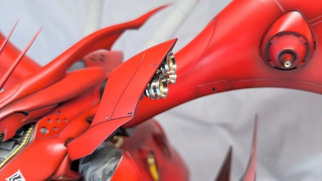 肩バーニアは見せドコロ。金属とプラパイプによる多重構造です。塗り分けもラクだし映えますね。