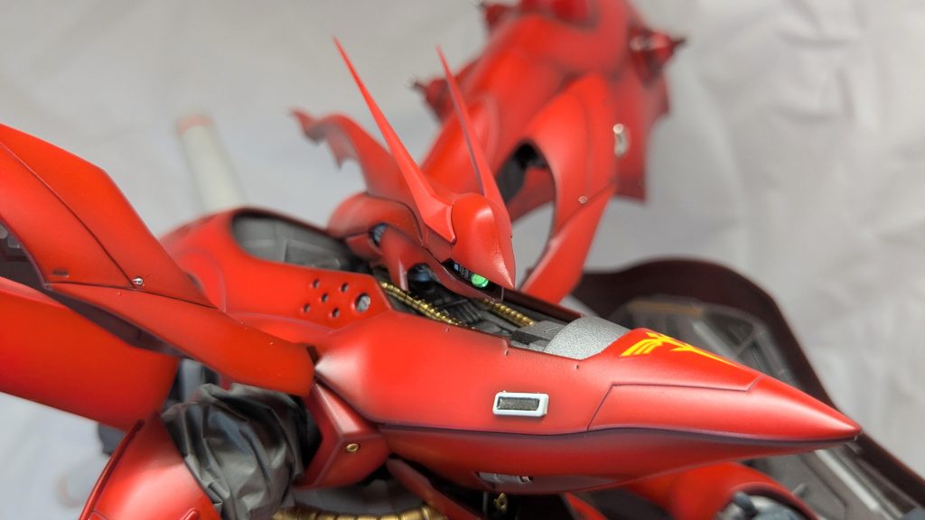 モノアイはHアイズミニの2.2ミリにラピーテープ。ちょっと大きめなのですが、頭部のヒサシ部分を延長したせいで目立たなくなってしまった眼を強調する狙いがあります。カッコ良いですね👍👍