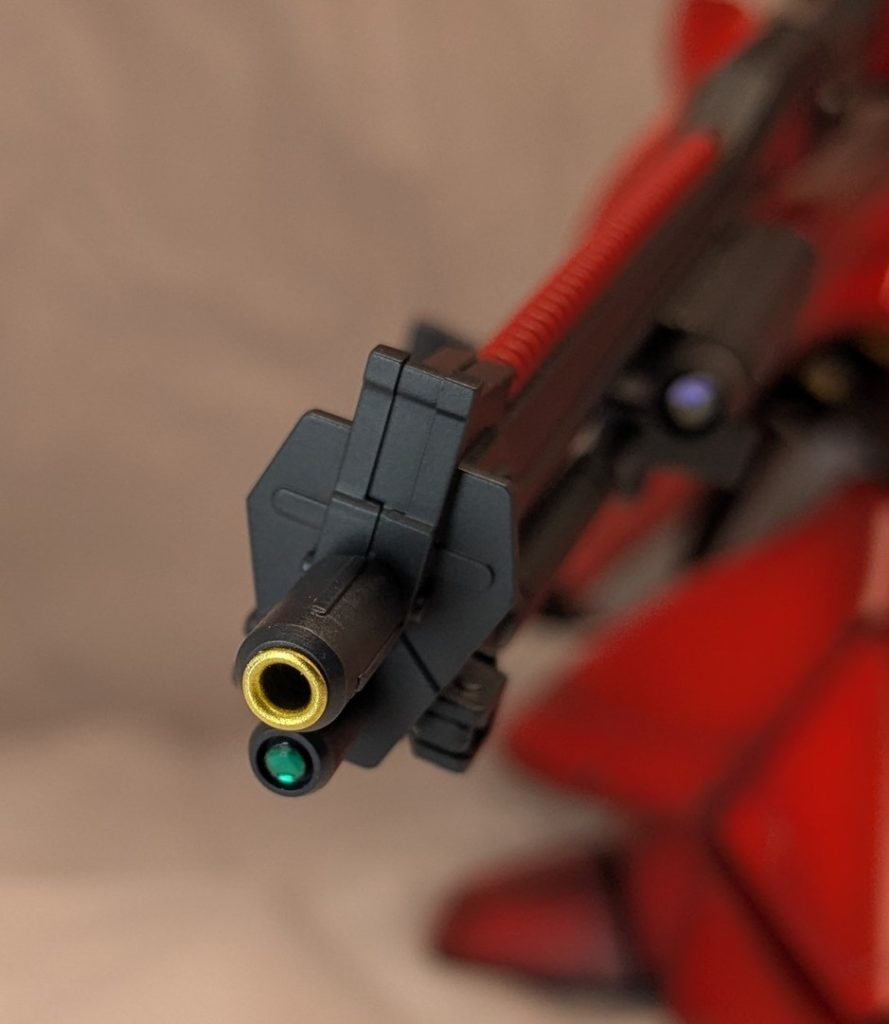 武器類は水性ホビーカラーのジャーマングレー(ドゥンケルグラウ)これがまた良い感じの渋さを演出してくれます。ビームライフルはミニ四駆のハトメとスワロフスキーと100均クリスタルでディテールアップ。ハデハデです✨