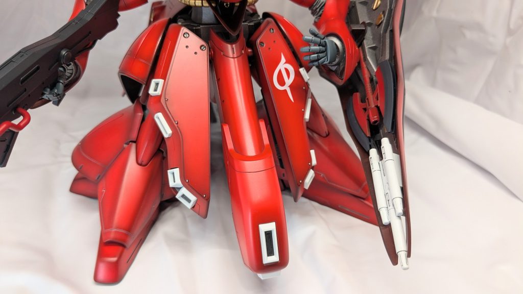 塗装は下地にマホガニーを吹き、その後シャバシャバに希釈したGXクールホワイトで白立ち上げ、その後GXクリアルージュを全体的に吹いて完成です。各所のバランスどりが難しく、何カ所も失敗してやり直ししました🥲ミスを見つけてしまうと、次から次へと気になる箇所が😭表面がザラついてしまった箇所や、ゴミを噛んでしまってどうしようも無い箇所もいくつかありますが、それは次回作へ活かすこととし、今回は完成させることを目標に最低限のやり直しだけで済ませています。フロントアーマーや脚部はなかなかうまくできた気がします✌️