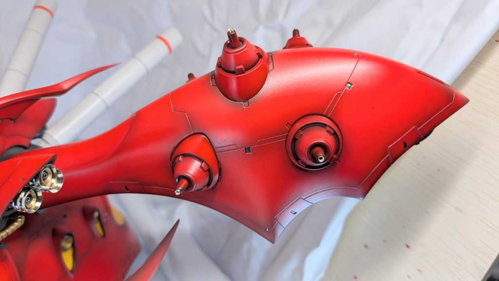 テールバインダーとファンネルラックはパーツがでかすぎて塗装に大変苦労してます😅目立つ場所なのでスジボリも多数追加しましたが、もうちょっとカッコ良くできなかったものかと悔やまれます🥲あと線のヨレヨレ具合😭曲面へのスジボリは本当に難しいです💦💦