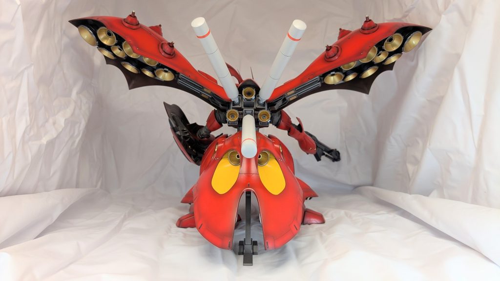 全体をぐるっと。バーニア類は内部をGXレッドゴールド、外部をGXブラックメタリックで塗装し、ギラギラ感を出してみました💡撮影ブースに入らないので、背景は気にしないでください🥲