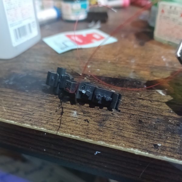 足首のサイコフレームはあまり見えませんが組み込んでます👍‼️😅💦配線も極力露出しない様にしてます☝️（2枚目）