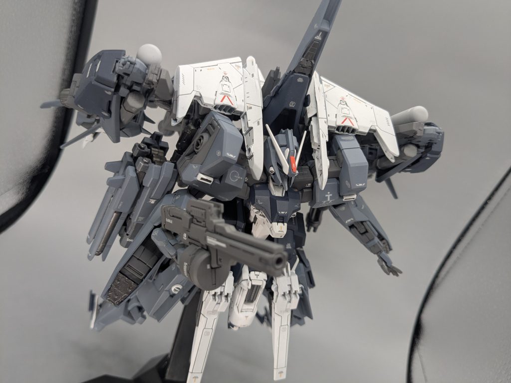肩部は30MMアタックサブマリンのウィングです。なんとなく空飛ぶようなイメージになったでしょうか。疑問は残りますが笑腰前面バインダーは、イカロスユニットをモチーフに、RGν余りファンネルと、30MMシェルノヴァ指揮官用アーマーの肩パーツ、などほか余りパーツ組合せで製作しました。