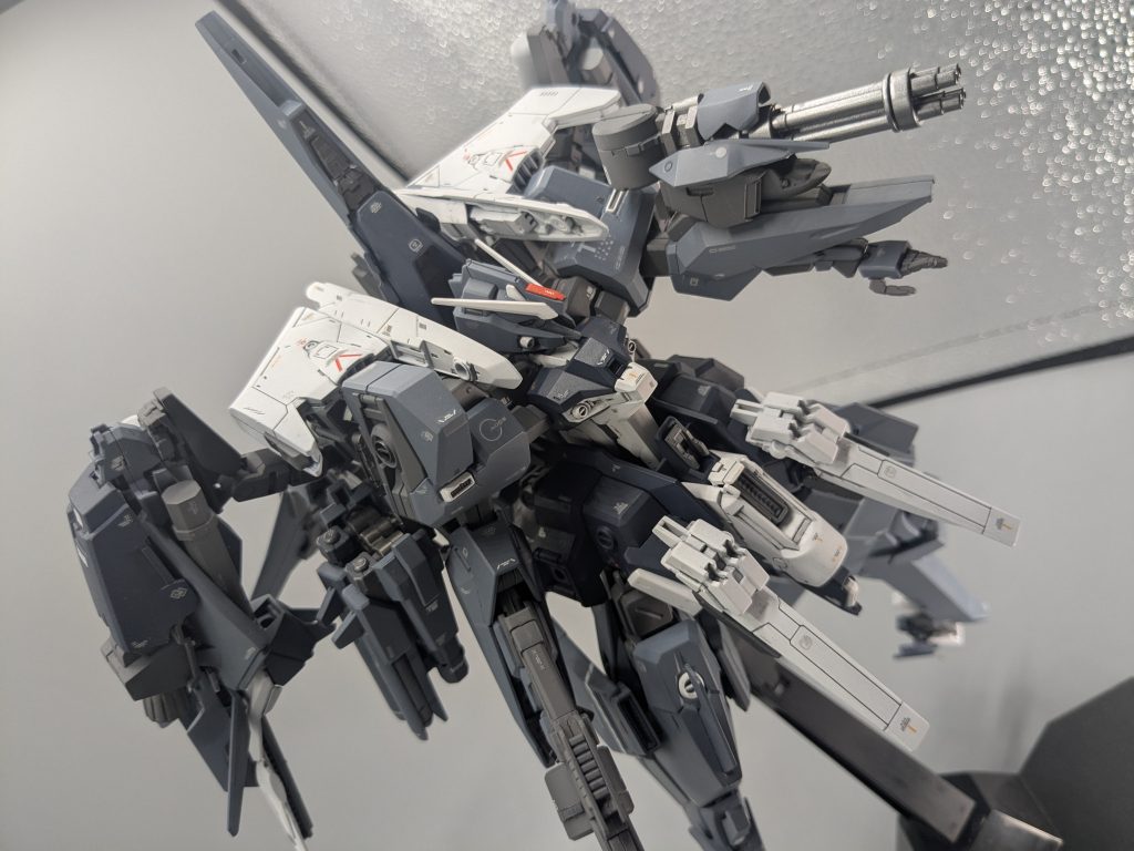 一応ガトリングユニットは腕に接続できます。ちょっと野暮ったいですね。