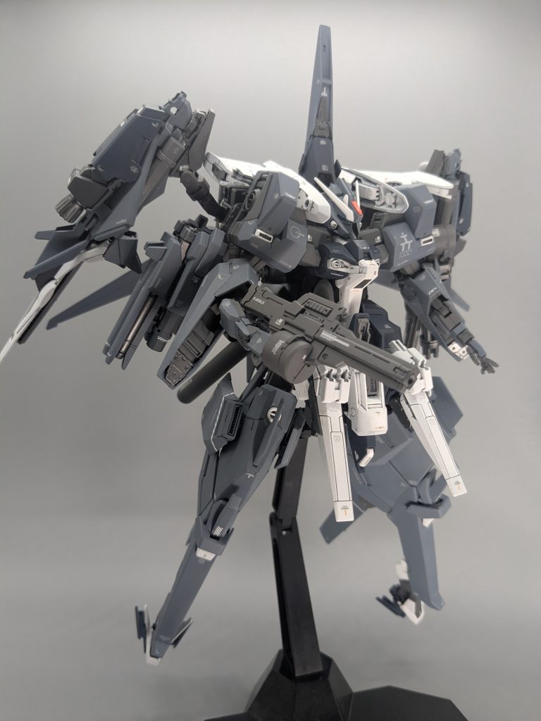 空戦専用のハイゼンスレイⅡで、次々と空からエアボーンしてくる空飛ぶMS…のようなイメージで製作しました。両肩部のバインダーは、ギャプランやバイアランの様なイメージで製作。変形はオミット(一応出来ますが…)とにかく盛りに盛りまくりました。そのクセ手持ち武器は地味という…。