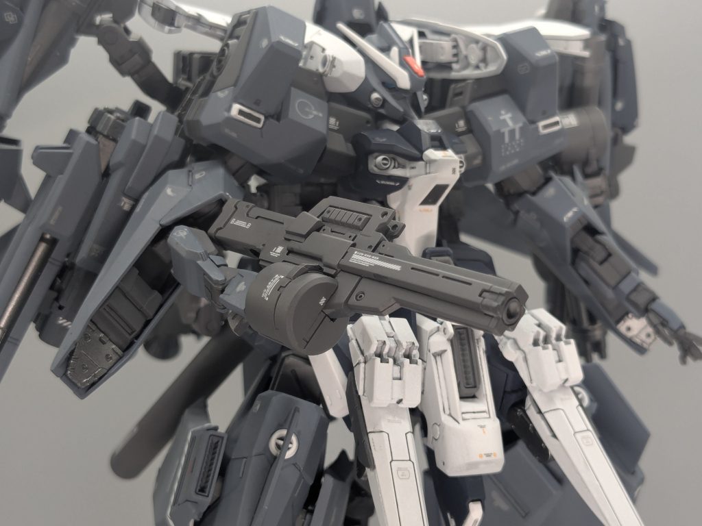 手持ち武器はコトブキヤのフリースタイル・ガンに30MMのガトリングユニットのタンクを2つに分割し切込みを入れて接合。長物にしたく迷いましたが、空戦専用だとしたら短めの方が取回し良いのでは…という妄想です。