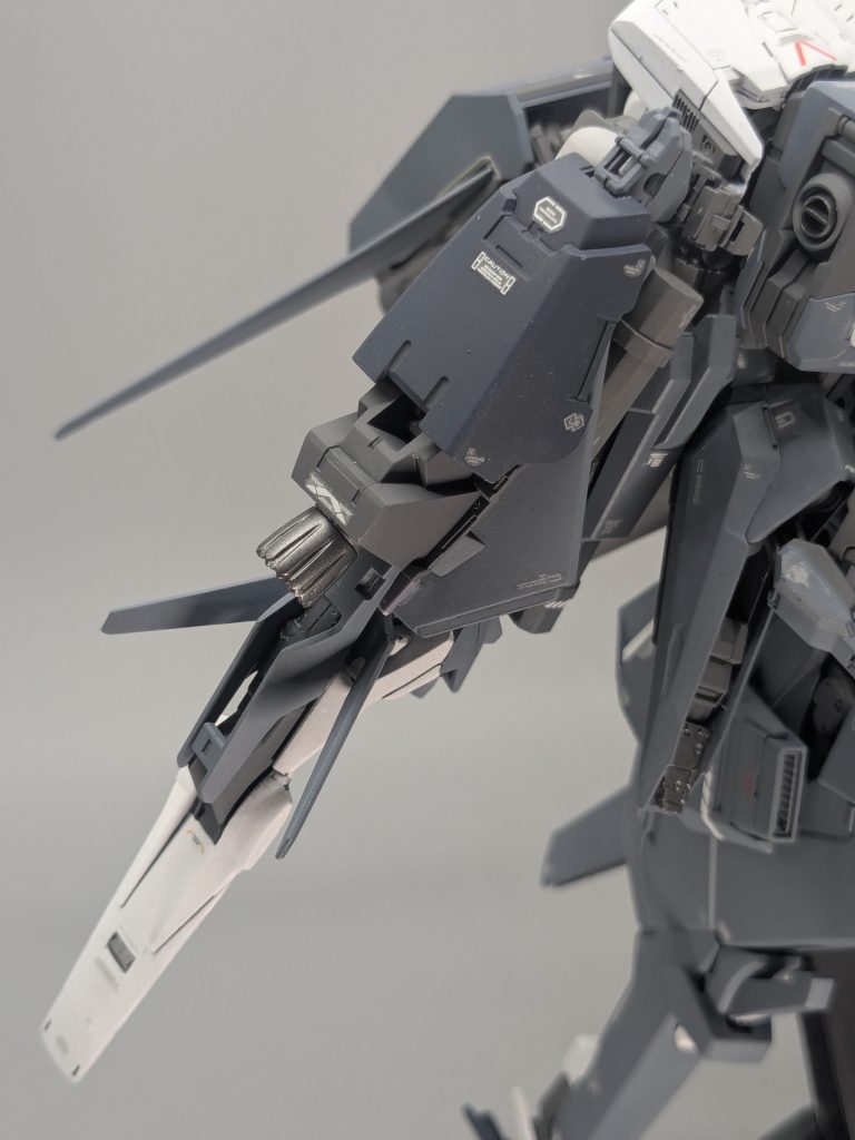 フルドドⅡのウィンチキャノンをぶった切り、ブースターユニットと接合、30MMのシェルノヴァの大腿部、ライトニングZの脛パーツを取付けてそれっぽく。バーニア部はバックパックにも使用したM.S.Gベクタードスラスターです。接続はハイゼンスレイⅡの膝パーツとM.S.Gメカサプ18ジョイントセットDで接続しています。