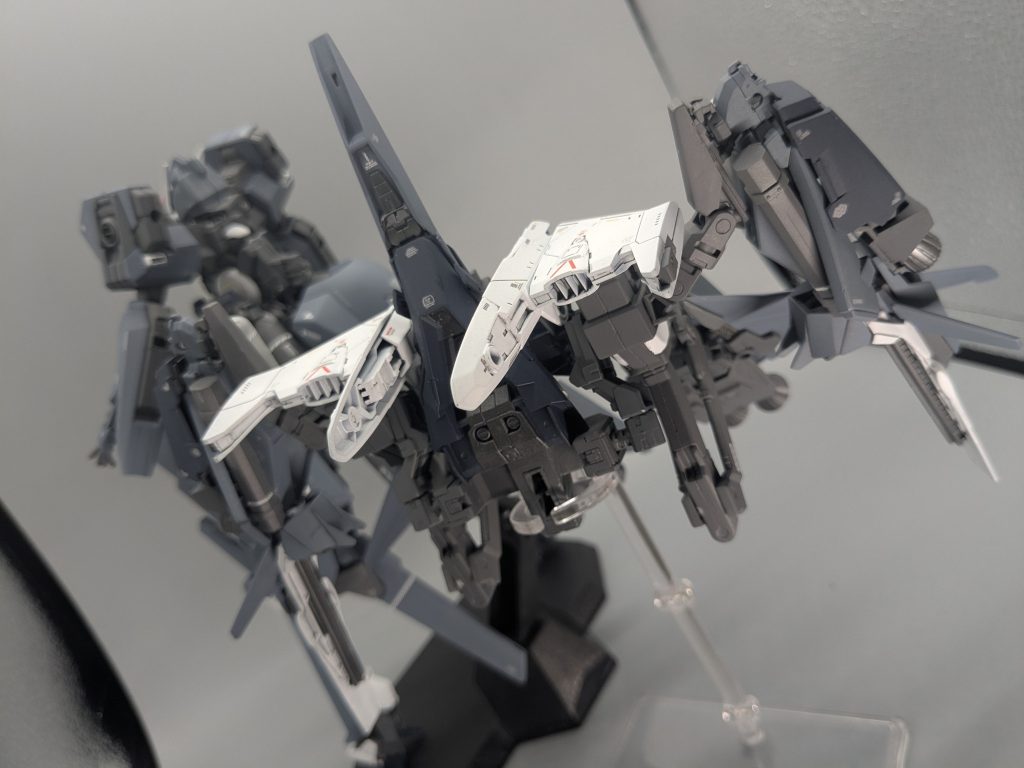 背面バックパックは一応外れます。ほとんどのユニットが集中している為、めちゃくちゃ重くなってしまいました。