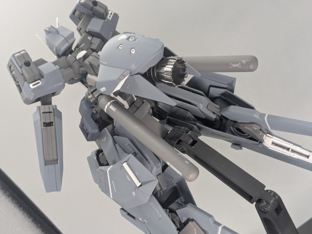 ウーンドウォートのお尻スラスターにはM.S.Gベクタードスラスターのデカバーニアを追加。両サイドにはwaveのプロペラントタンクを追加。基部はライトニングZの股関節パーツを流用しました。お尻スラスター、「く」の字基部を外側のパーツを上下逆に挟み込むと、上方向に曲がるようになるので、なんとか邪魔にならないようになりました。