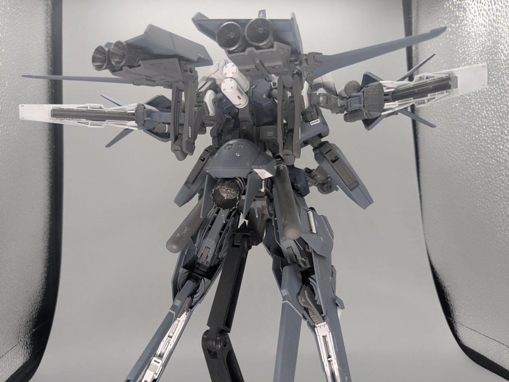 バインダーやバックパックは可動できます。重いので余り動かしたくないのですが、結構位置を変えられます。