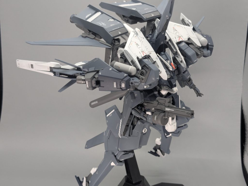 関節のおかげで結構バインダー動きます。後方に向けると勢いが出てカッコいい!