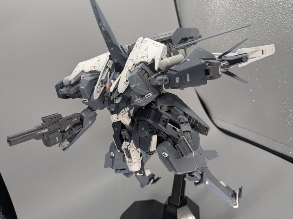 ［機体妄想］エリアドミナンス機として完成しているハイゼンスレイⅡを、大気圏内戦闘を目的とし改修された量産モデル。試作イカロスユニットを元に開発された、専用空戦ユニット「イカロスⅡ」を装備し、ハイゼンスレイⅡ側も見た目は変わらないが、一部装備をオミット、更に軽量化の為再設計された。コパイロットを必要とせず、改良版BUNNySによって火器管制や機体操縦などサポートされる。　主な運用方法として、ラブスカトルやファイバーⅡ、インレに格納または随伴し、空中からの敵防衛施設破壊、航空機迎撃など対空対地攻撃を目的としたMSとして計画されていた。しかし生産直前に、ハイゼンスレイⅡがレジオンに鹵獲されたと同時に本機のデータも火星に流出したとされる。とかなんとか…。