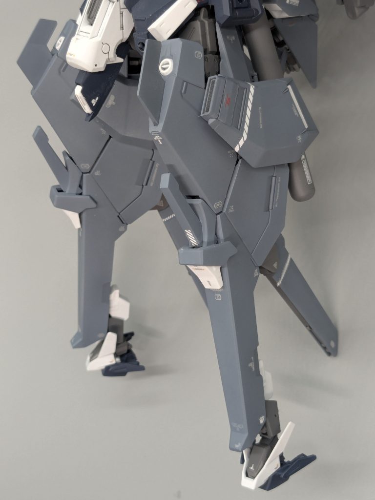 足先はフルドドのバインダーの上部パーツをそのまま流用しウサギスリッパ。膝パーツを廃し、ライトニングZの膝、足首パーツを移植。白いパーツは30MMエアファイターverの車輪付き足パーツの甲の部分。大腿部のブースターパーツ前面は、がっつり切り欠いて、BOOTH「チキン屋-楼」さんの角バーニア4を使用しました。3Dプリントパーツってすごい精度高くてびっくりです。私も早くプリンター欲しい…。