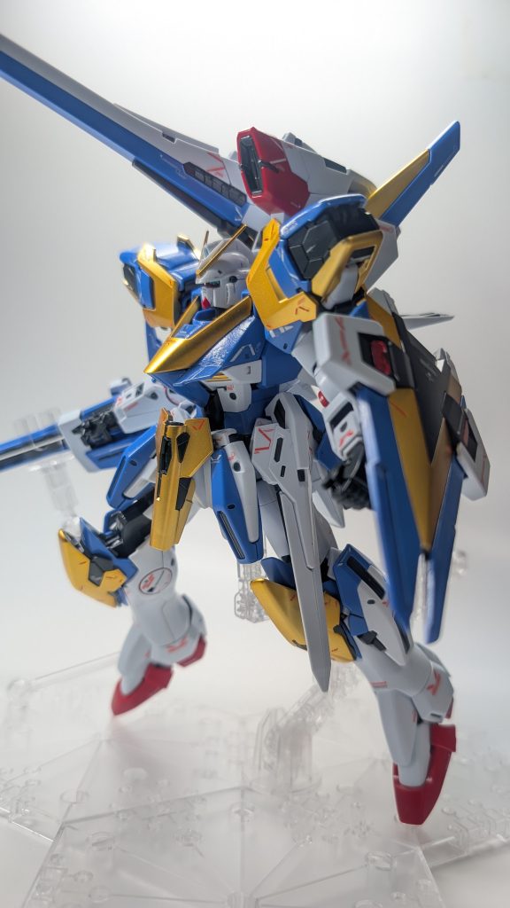 結構ポロポロパーツが外れたりしちゃうので動かして遊ぶ玩具みたいな感じではないし固定して飾っとく感じですね。デカールも多過ぎて地獄ですなコレ（笑）