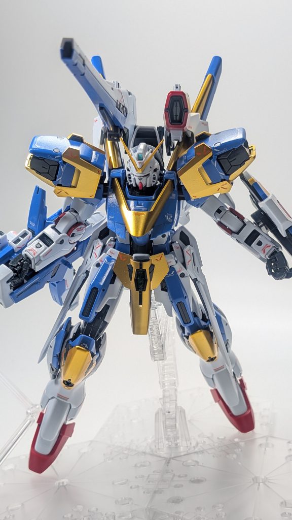 頭部アンテナとボディからミノドラ(？)に向けての、2つのVの字のデザイン最高ですね！お■ゲ様の嫌ったという噂のある玩具っぽいところなのかもだけど俺は大好きです。