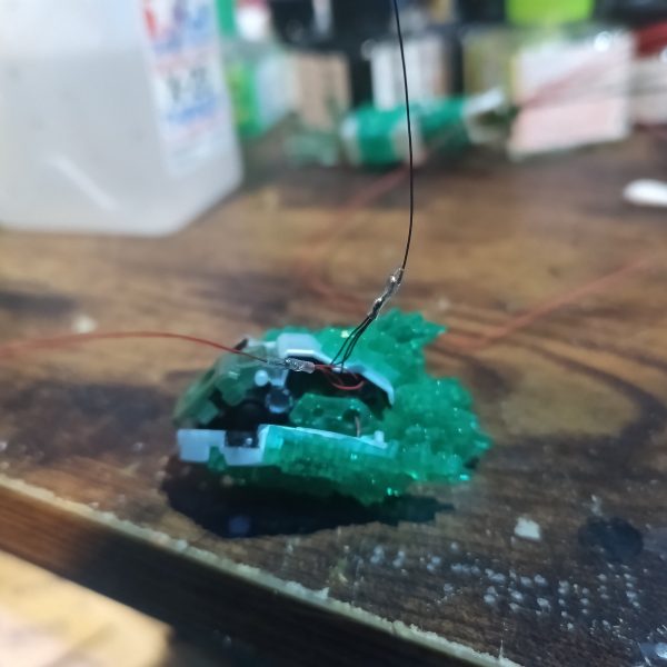 腕部で6灯入っていて肩の可動軸内を通す為、肩アーマーは3灯一纏めに減線して腕部に合流です☝️（4枚目）