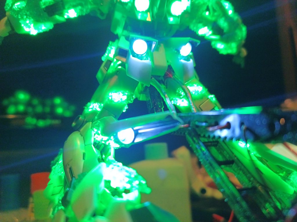 脚部とリアスカートのバーニアはホワイト