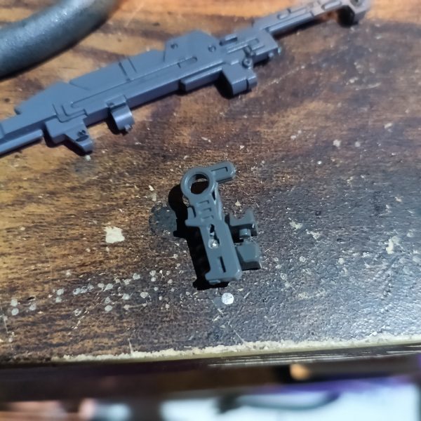 MG デルタプラス製作開始です👍例のごとく武器からの製作☝️珍しく銃口が本体と一体になってるので開孔に神経使いました😅💦グリップはポロリ防止の為、極小ビスでガッチリ固定👍‼️（2枚目）