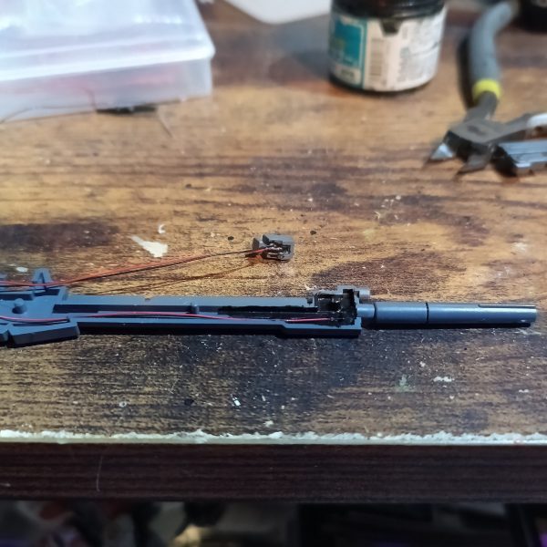 MG デルタプラス製作開始です👍例のごとく武器からの製作☝️珍しく銃口が本体と一体になってるので開孔に神経使いました😅💦グリップはポロリ防止の為、極小ビスでガッチリ固定👍‼️（3枚目）