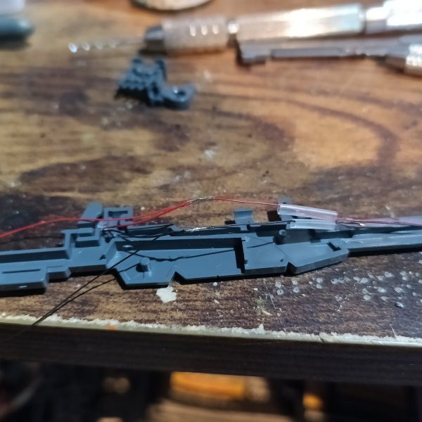 MG デルタプラス製作開始です👍例のごとく武器からの製作☝️珍しく銃口が本体と一体になってるので開孔に神経使いました😅💦グリップはポロリ防止の為、極小ビスでガッチリ固定👍‼️（4枚目）
