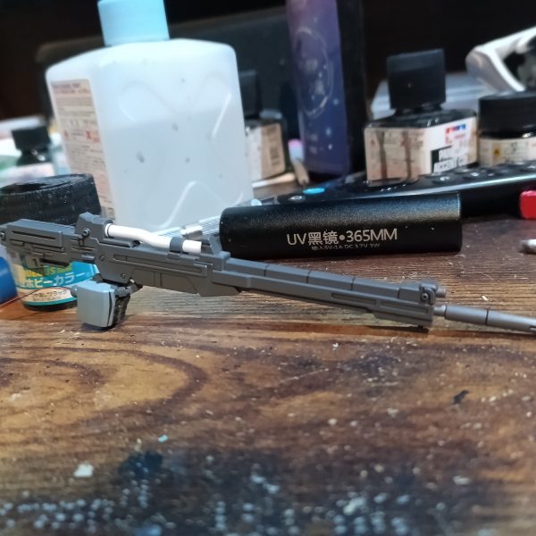 MG デルタプラス製作開始です👍例のごとく武器からの製作☝️珍しく銃口が本体と一体になってるので開孔に神経使いました😅💦グリップはポロリ防止の為、極小ビスでガッチリ固定👍‼️（5枚目）