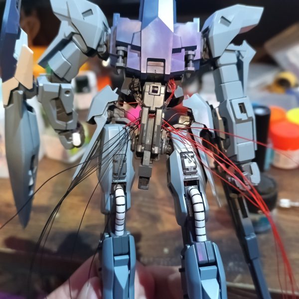 ウェイブライダー時に前向きになるサイドアーマーとふくらはぎにナビゲーションライト、百式系機定番⁉️😅💦のシリンダー裏に組込みました👍コレで予定LEDは完了です👍今回はアクションベースで飾るので腰から線を出します👍Zガンダムver.2.0に引続きウェイブライダー状態をHGで組みます😁（6枚目）